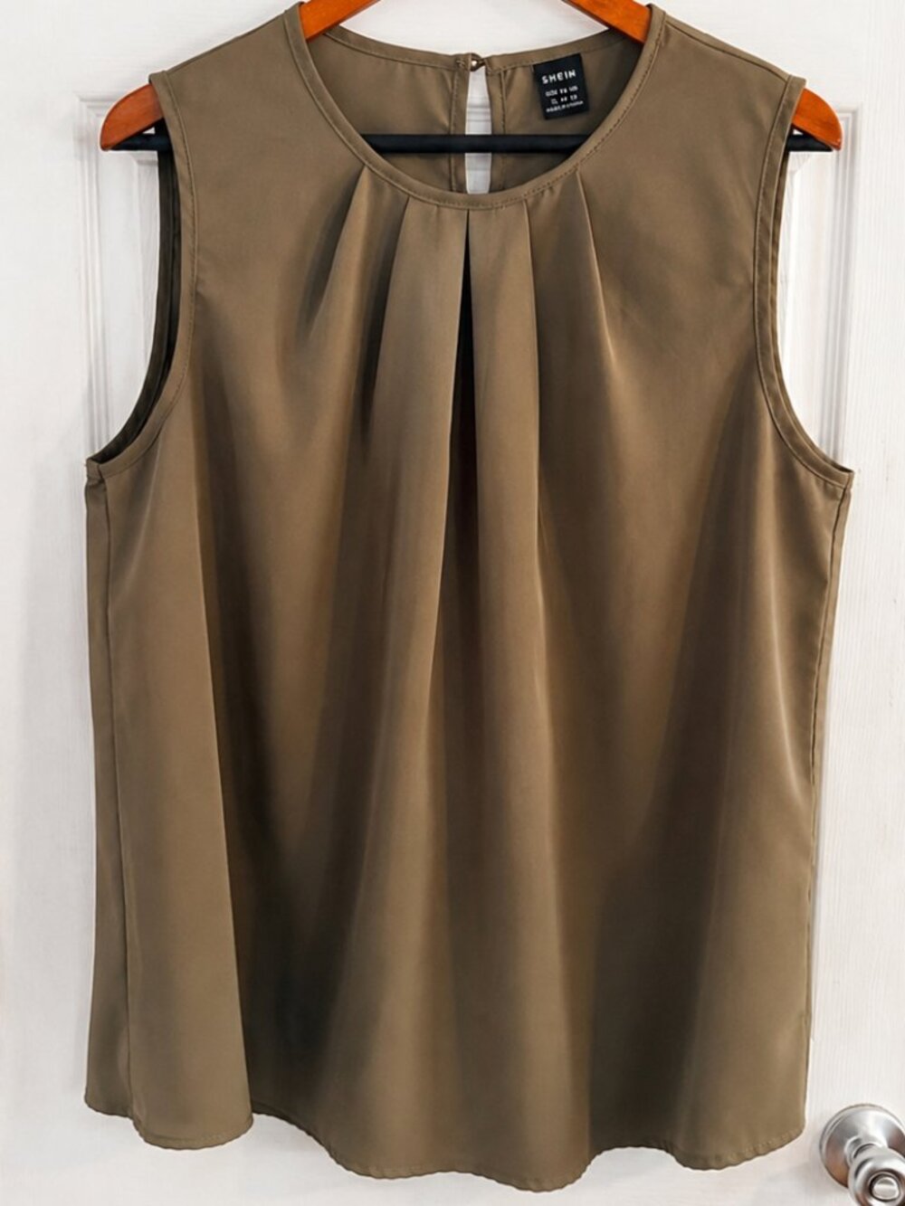 SHEIN Olive/Taupe Sleeveless Pleated Blouse – Size XL